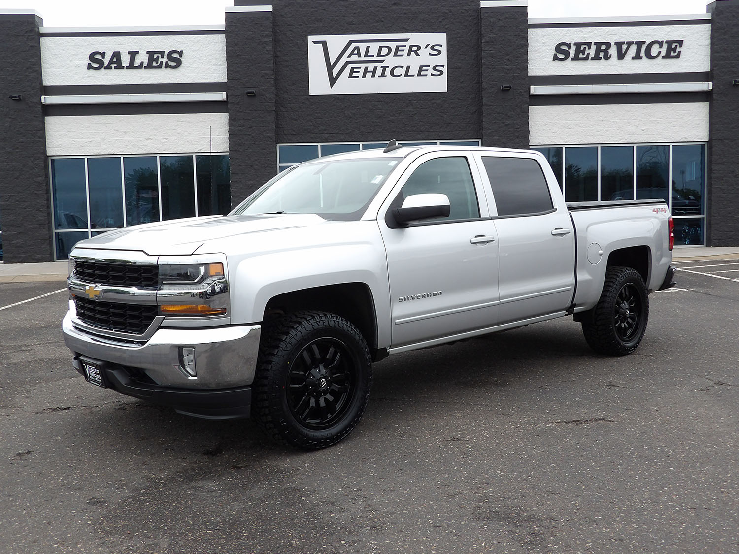 Used 2018 Chevrolet Silverado 1500 LT with VIN 3GCUKRECXJG647389 for sale in Hinckley, Minnesota