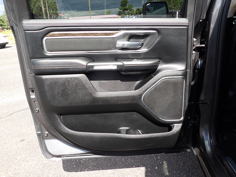 2019 Ram 1500 Laramie photo 11
